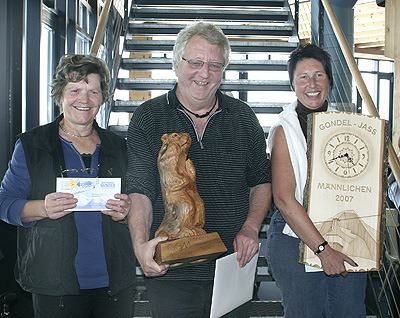 Das diesjhrige Siegerpodest des Traditionsturniers auf Mnnlichen (vlnr): Erna Stoll, Riffenmatt (2.), Peter Dolder, Moosaffoltern/Grindelwald (1.), Bea Cadosch, Inkwil (3.)