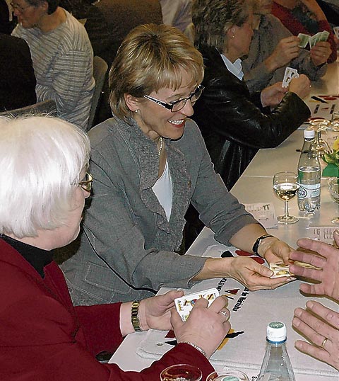 Die Höremerin Rita Leeger nahm es beim Jassen mit ihrer regierungsrätlichen Namensvetterin Rita Fuhrer auf.