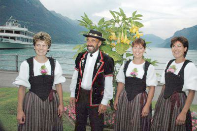 MS Brienz auf dem See als Kulisse